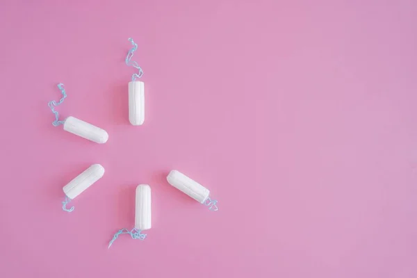 Vários Tampões Sanitários Brancos Fundo Rosa Ciclo Menstrual Meios Proteção — Fotografia de Stock