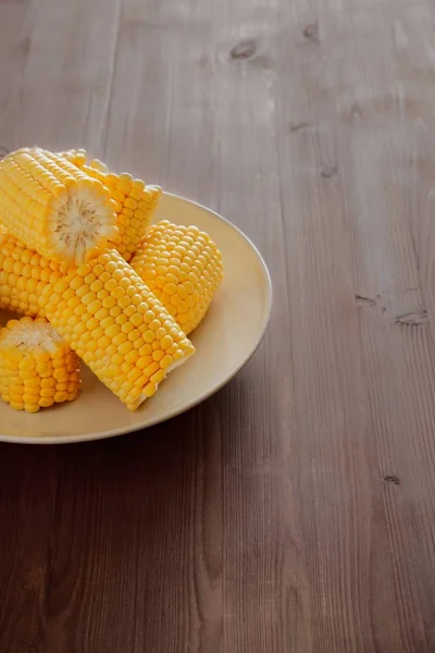 Maïs Frais Sucré Sur Une Assiette Céramique Beige Sur Une — Photo