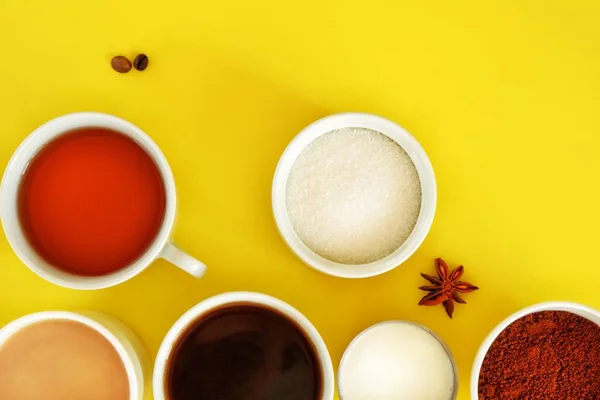 Płaska Kompozycja Różnych Filiżanek Kawy Herbaty Cukrem Śmietany Anyżu Gwiazdkowatej — Zdjęcie stockowe