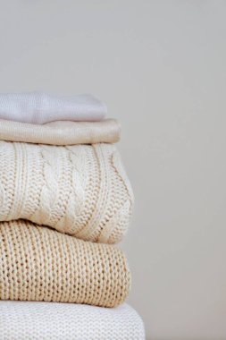 Bir yığın sıcak kazak, örme doku, minimalizm yaşam tarzı, kapsül gardırop, sonbahar-kış sezonu. Seçici odaklama ve kopyalama alanı ile.