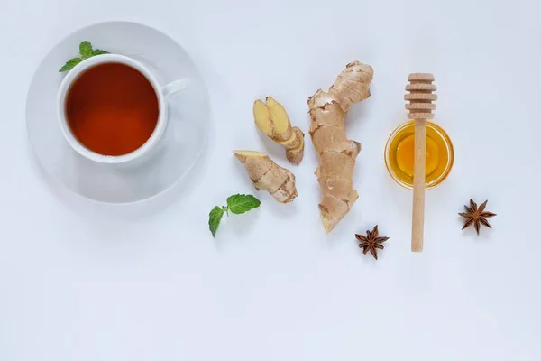 Ballı zencefil çayı, yıldız anason ve anason karışımı. Sağlıklı gıda arındırma konsepti. Metin için yeri olan düz bir yer. Üst görünüm.