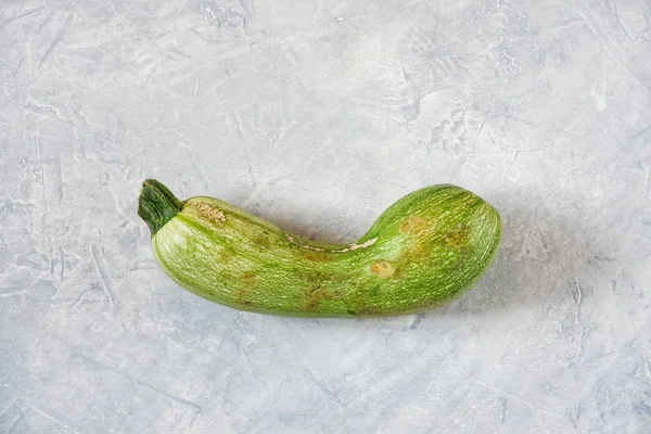 Eine Verdorbene Zucchini Auf Grauem Hintergrund Hässliches Ernährungskonzept Bio Gemüse — Stockfoto