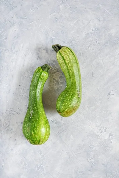 Zwei Verdorbene Zucchini Auf Grauem Hintergrund Hässliches Ernährungskonzept Bio Gemüse — Stockfoto