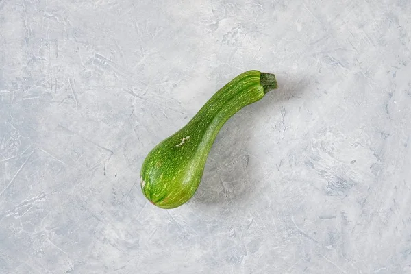 Eine Verdorbene Zucchini Auf Grauem Hintergrund Hässliches Ernährungskonzept Bio Gemüse — Stockfoto