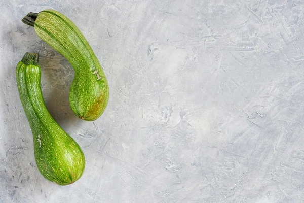 Zwei Verdorbene Zucchini Auf Grauem Hintergrund Hässliches Ernährungskonzept Bio Gemüse — Stockfoto