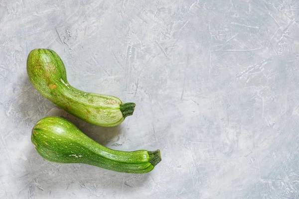 Zwei Verdorbene Zucchini Auf Grauem Hintergrund Hässliches Ernährungskonzept Bio Gemüse — Stockfoto