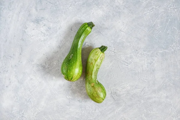 Zwei Verdorbene Zucchini Auf Grauem Hintergrund Hässliches Ernährungskonzept Bio Gemüse — Stockfoto