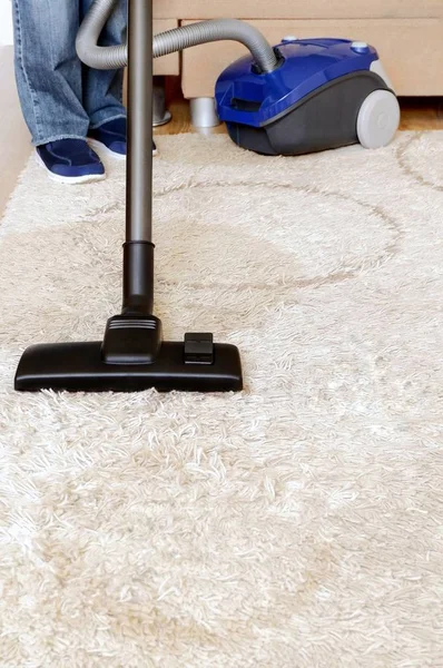 Teppichreinigung Mit Einem Staubsauger Haus Sauberere Beine Aus Nächster Nähe — Stockfoto