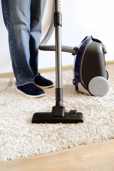 Evde Elektrikli Süpürgeyle Halı Temizleme Daha Temiz Bacaklar Kapat Ödevi — Stok fotoğraf