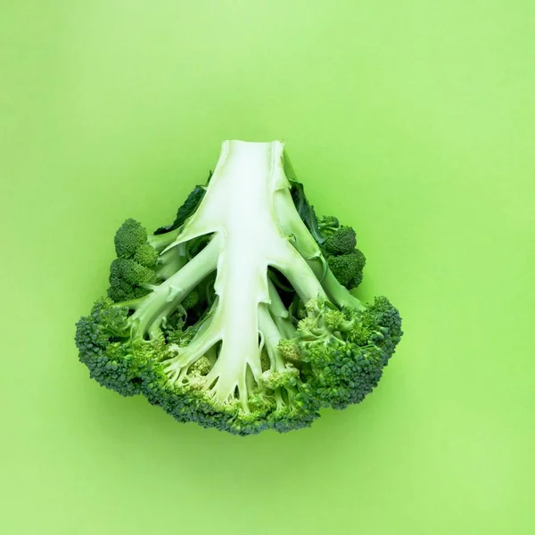 Brócoli Fresco Sobre Fondo Verde Cortado Por Mitad Primer Plano — Foto de Stock