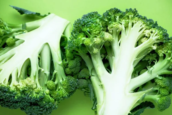Čerstvá Brokolice Zeleném Pozadí Rozříznutá Vejpůl Detailní Záběr Minimální Styl — Stock fotografie