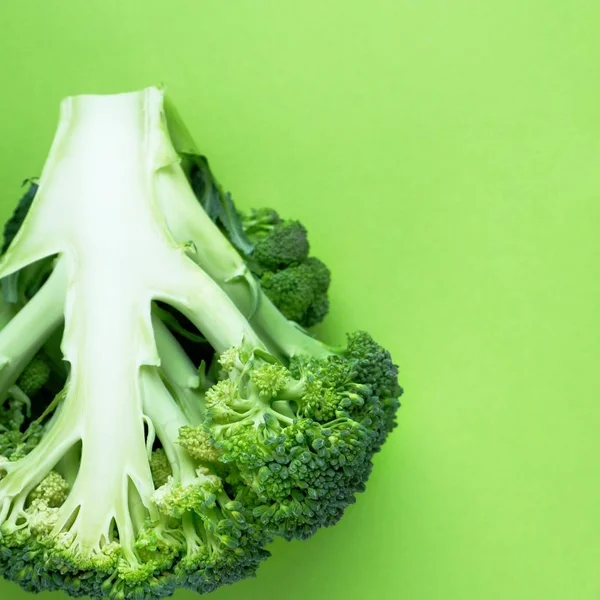 Świeże Brokuły Zielonym Tle Przecięte Pół Zbliżenie Minimalny Styl Koncepcja — Zdjęcie stockowe