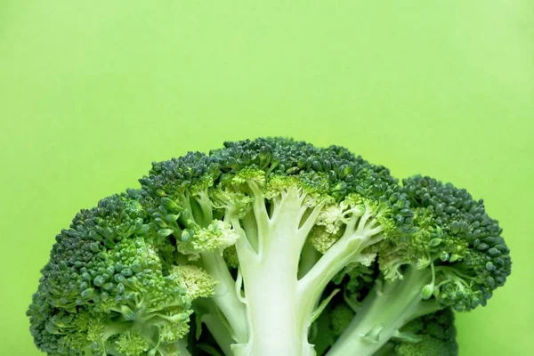 Frisk Broccoli Grøn Baggrund Skåret Halve Nærbillede Minimal Stil Madkoncept - Stock-foto