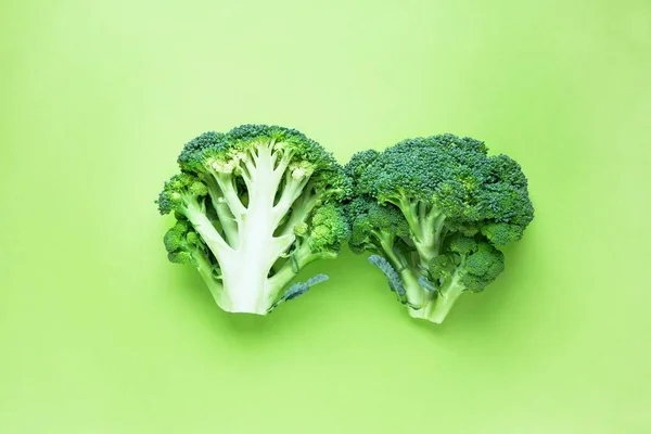 Färsk Broccoli Grön Bakgrund Skuren Mitten Närbild Minimal Stil Mat — Stockfoto