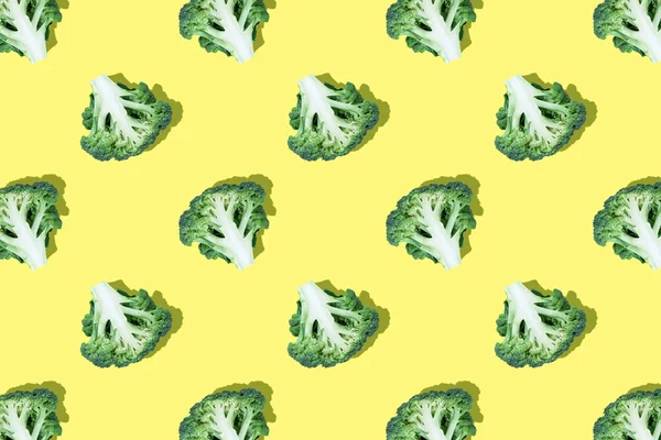 Seamless Regular Pattern Broccoli Slices Bright Yellow Background Top View — Stock Photo, Image