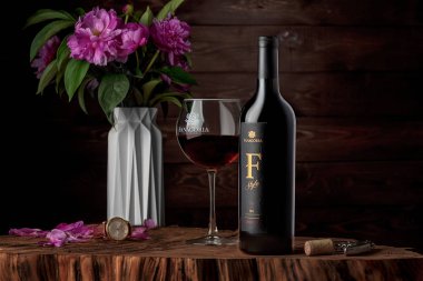 Ağaçta bir şişe kırmızı şarap