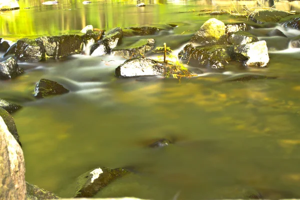 Piccolo fiume bavarese che scorre veloce in primavera — Foto Stock