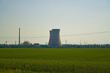 Bavyera'daki Grafenrheinfeld nükleer santralinin panoramik görünümü, Almanya