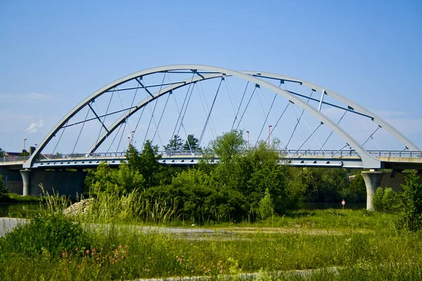 Un nuevo puente moderno sobre el Meno en Bergrheinfeld, Baviera, Alemania — Foto de Stock