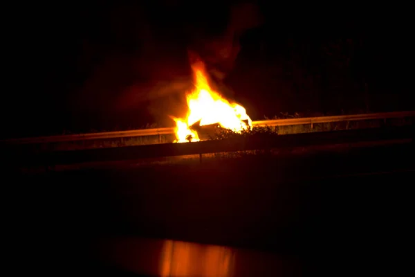 Burning car after an accident or defect on the highway — Stock Photo, Image