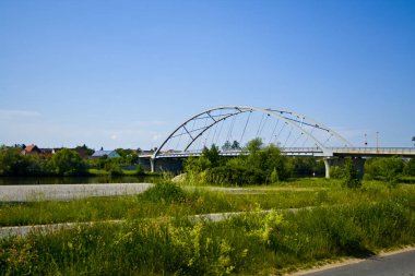 Bergrheinfeld 'de ana üzerinde yeni bir modern köprü, Bavaria, Almanya
