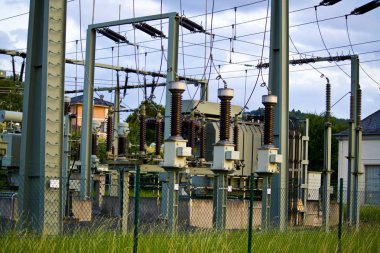 Hesse, Almanya'da modern elektrik trafosunda yüksek gerilim santralinde güç transformatörü