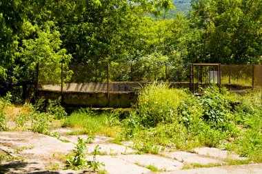 Thüringen terk edilmiş bir çiftlikte eski gübre madeni, Almanya