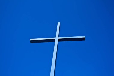 Bavyera, Almanya'da mavi gökyüzüne doğru bir kilisenin mavi haç