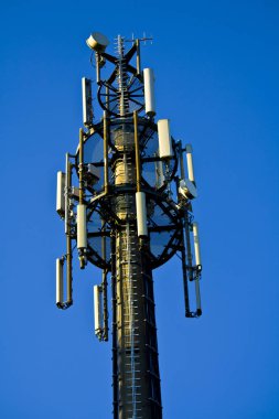 Berrak mavi gökyüzüne karşı 3g, 4g Lte verici kulesinin detayı