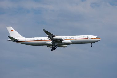 Köln-Bonn, Kuzey Ren-Vestfalya, Havaalanı, Almanya - 28 Ağustos 2019 Almanya Hava Kuvvetleri Airbus A340 kaydı 16-02 Köln-Bonn Havalimanı'na iniş