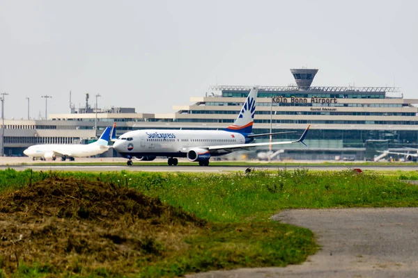 Κολωνία-Βόννη, Βόρεια Ρηνανία-Βεστφαλία, αεροδρόμιο, Γερμανία-28 Αυγούστου 2019, οι αερογραμμές SunExpress Boeing 737-800 απογειόμαστε στο αεροδρόμιο της Κολωνίας Βόννης. Η SunExpress είναι μια τουρκική αεροπορική εταιρεία με έδρα την Αττάλεια, Τουρκία — Φωτογραφία Αρχείου