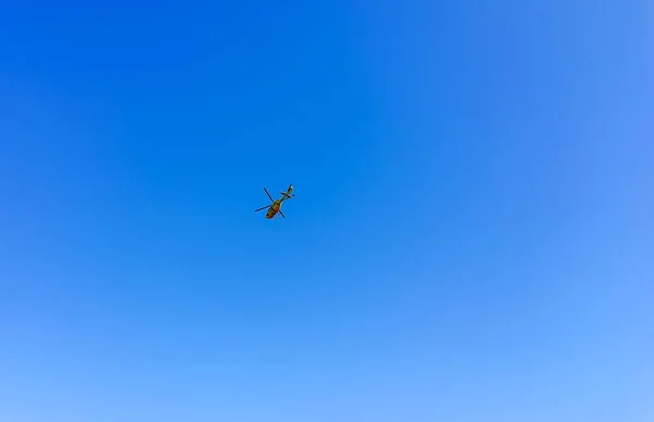 OBERBACH, WILDFLECKEN, BAVARIA, ALEMANIA - 30 DE ABRIL DE 2019, el helicóptero de rescate ADAC Christoph 28 comienza su camino al hospital después de un accidente de motocicleta. — Foto de Stock