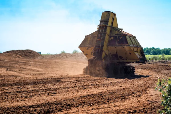 Peat extraction machine — Stock Photo, Image