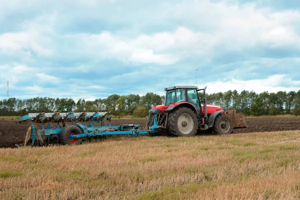 Trattore Rosso Arare Terreno Agricoltore Che Lavora Sul Campo Coltivazione — Foto Stock