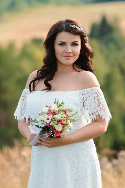 Bir Buket Çiçek Ile Güzel Esmer Kız Beyaz Dantel Elbise — Stok fotoğraf