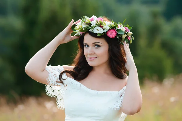 Beautiful Brunette Girl Wreath Flowers Young Woman Long Hair White — Stock Photo, Image