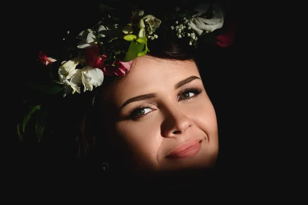 Beautiful Girl Wreath Flowers Her Head Ray Light Falls Face — Stock Photo, Image