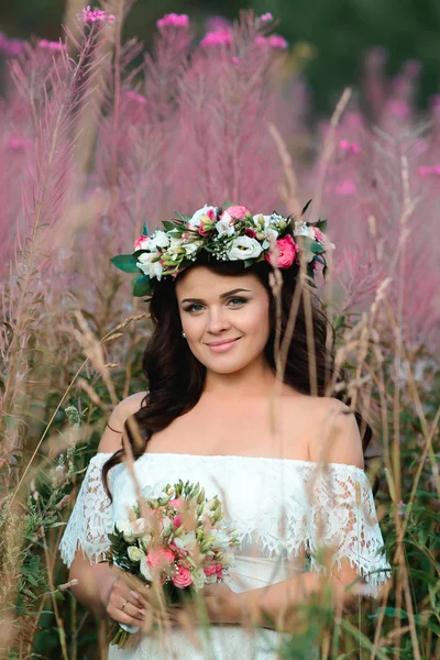 Beautiful Brunette Girl Bouquet Wreath Flowers Young Woman Long Curly — Stock Photo, Image