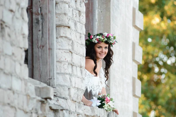 Chica Morena Sonriente Con Flores Mirando Por Ventana Mujer Joven — Foto de Stock