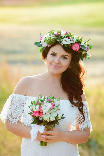 Beautiful Brunette Girl Bouquet Wreath Flowers Young Woman Long Curly — Stock Photo, Image