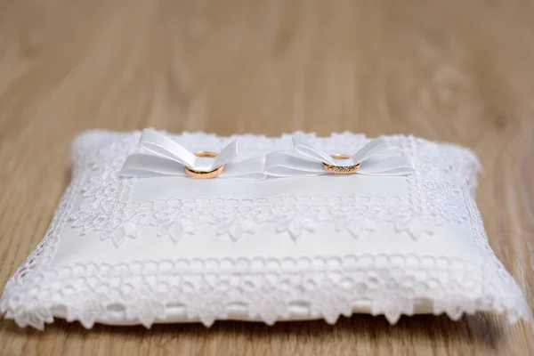 Travesseiro para anéis de casamento — Fotografia de Stock