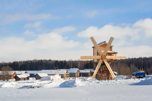 Houten windmolen in landschap. — Stockfoto