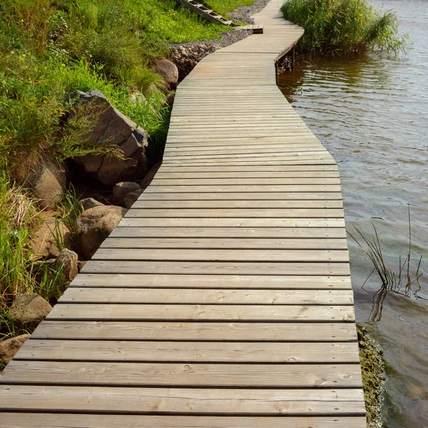 Drewniany chodnik nad rzeką — Zdjęcie stockowe