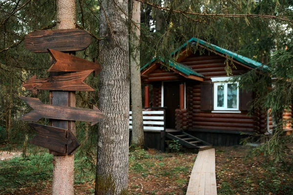 Wooden Arrow Pointers Tree Wooden House Forest Background Selective Focus — Stock Photo, Image