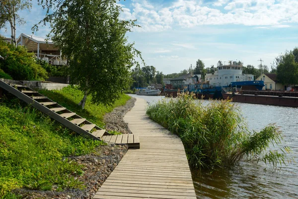 Passerella Rustica Legno Lungo Fiume Campagna Vecchie Navi Arrugginite Sullo — Foto Stock