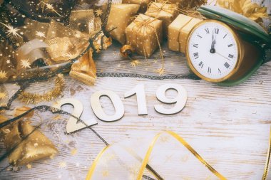Mutlu yeni yıl 2019. Numarasına 2019 ahşap arka plan üzerinde sembol