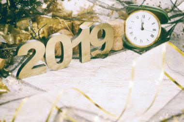 Mutlu yeni yıl 2019. Numarasına 2019 ahşap arka plan üzerinde sembol
