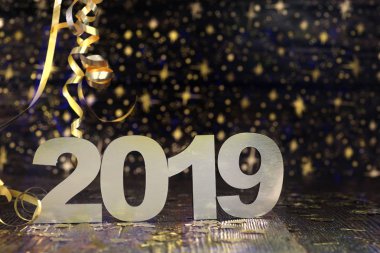 Mutlu yeni yıl 2019. Numarasına 2019 ahşap arka plan üzerinde sembol