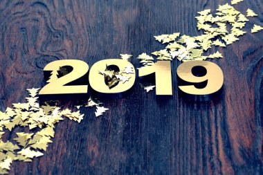 Mutlu yeni yıl 2019. Numarasına 2019 ahşap arka plan üzerinde sembol