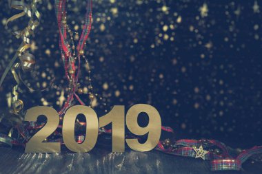 Mutlu yeni yıl 2019. Numarasına 2019 ahşap arka plan üzerinde sembol